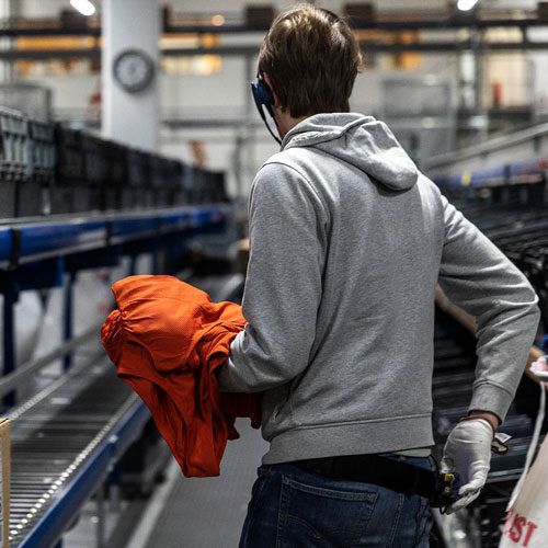 Un trabajador de la logística por máquinas