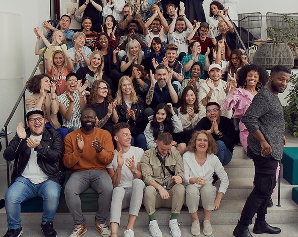 Un grand groupe de personnes qui applaudissent ensemble