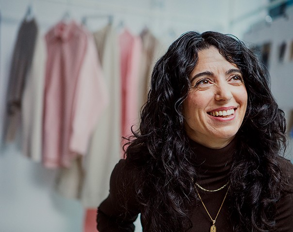 Uma mulher a sorrir e a olhar para fora da câmara