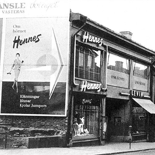 Una foto en blanco y negro de una tienda